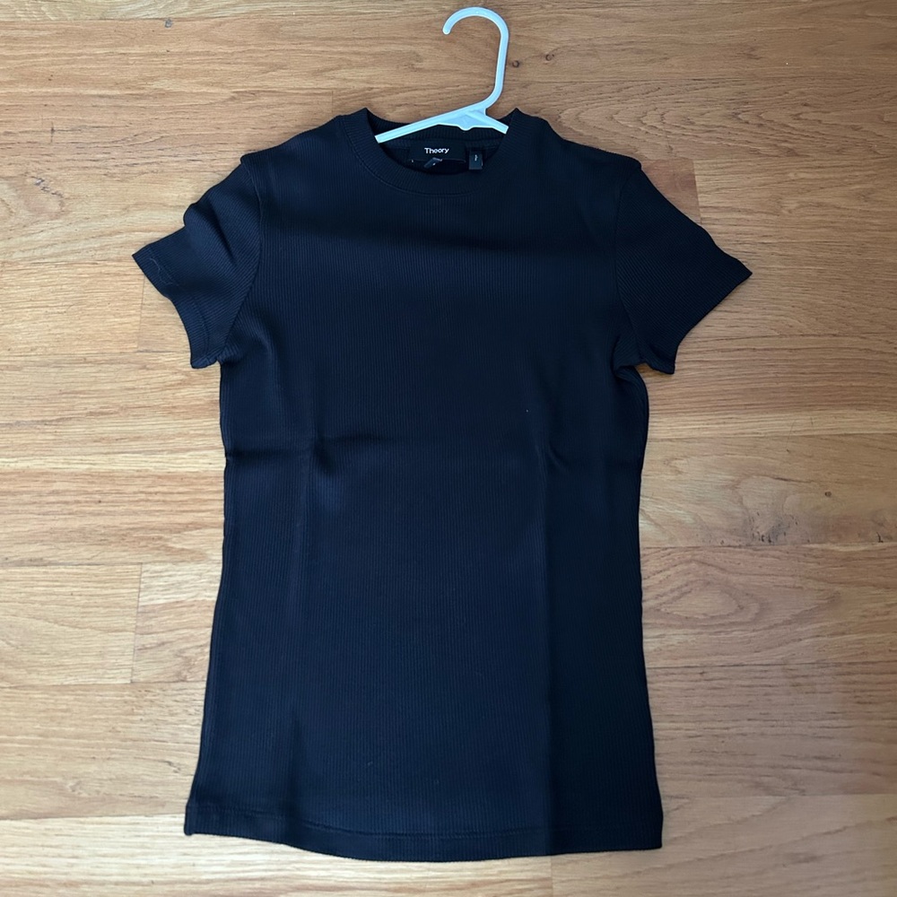 NWOT THEORY Black Short Sleeve Top
